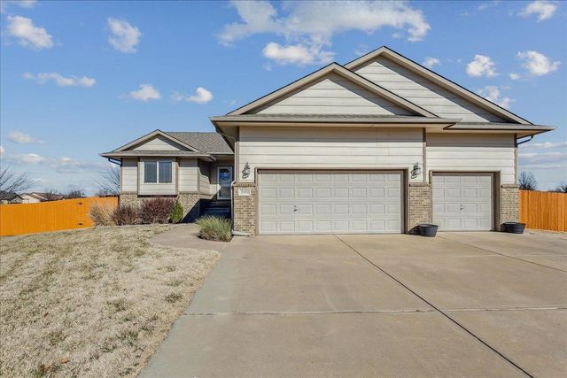 2402 S Fieldcrest, Wichita, KS 67215