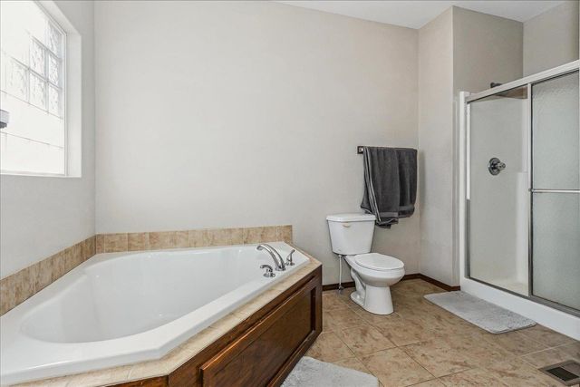 2402 S Fieldcrest, Wichita, KS 67215