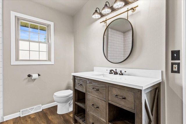1200 Tiffany LANE, Oak Creek, WI 53154