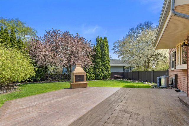 1200 Tiffany LANE, Oak Creek, WI 53154