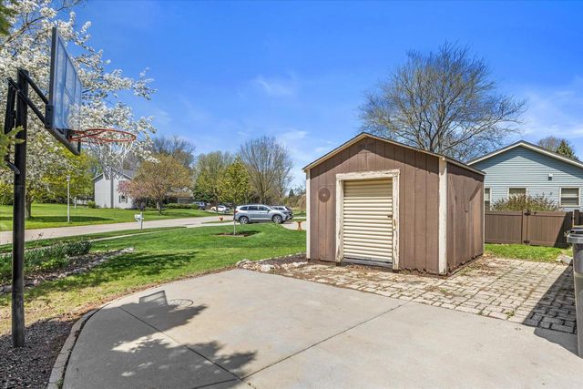 1200 Tiffany LANE, Oak Creek, WI 53154