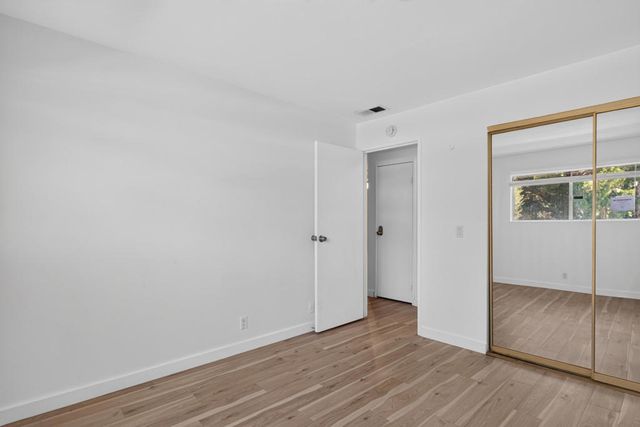 420 N Villa Court 208, Palm Springs, CA 92262