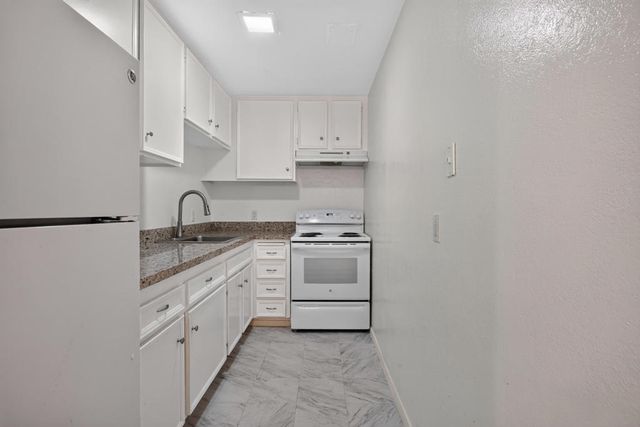 420 N Villa Court 208, Palm Springs, CA 92262