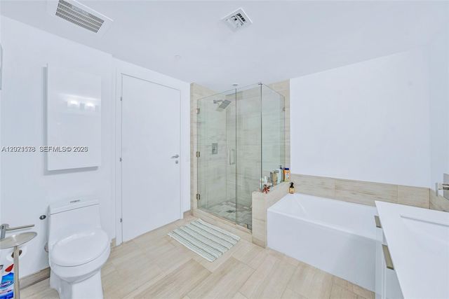 1300 Brickell Bay Dr 2104, Miami, FL 33131