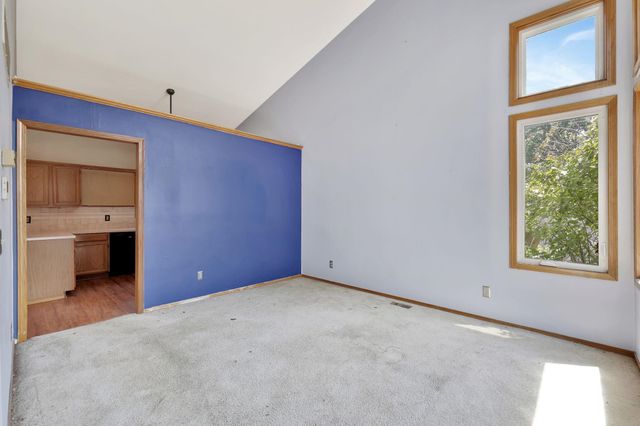 1202 S Stoneybrook Cir, Wichita, KS 67207