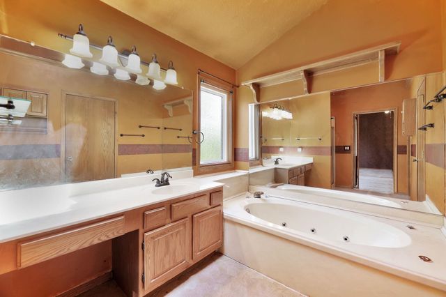 1202 S Stoneybrook Cir, Wichita, KS 67207