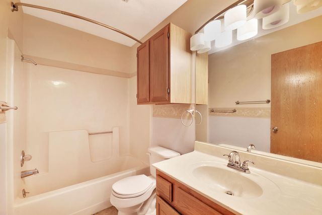 1202 S Stoneybrook Cir, Wichita, KS 67207