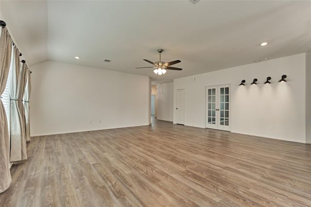 211 Garnett Street, Magnolia, TX 77354