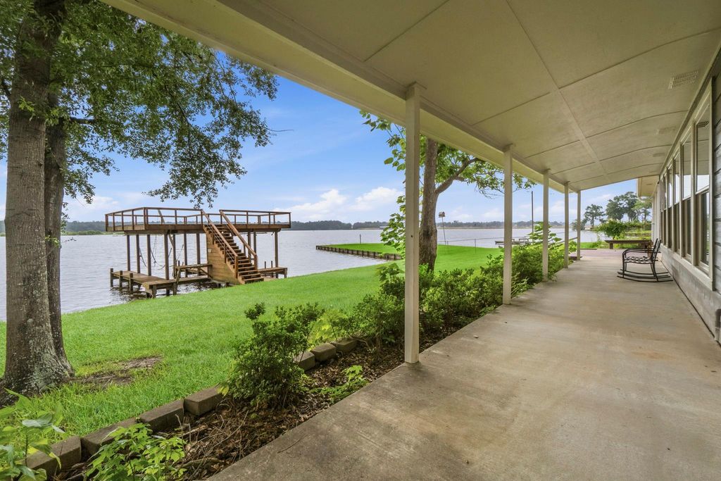 453 Sandy Lane, Onalaska, TX 77360
