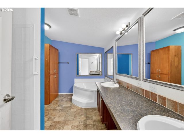 14955 S BLUE VISTA Dr 246, Oregon City, OR 97045