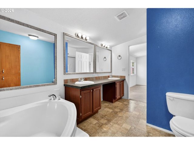 14955 S BLUE VISTA Dr 246, Oregon City, OR 97045