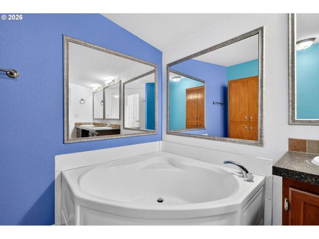14955 S BLUE VISTA Dr 246, Oregon City, OR 97045