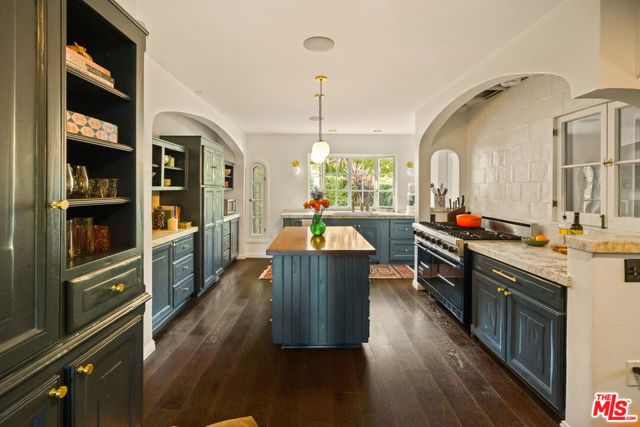 2041 Grace Avenue, Los Angeles, CA 90068