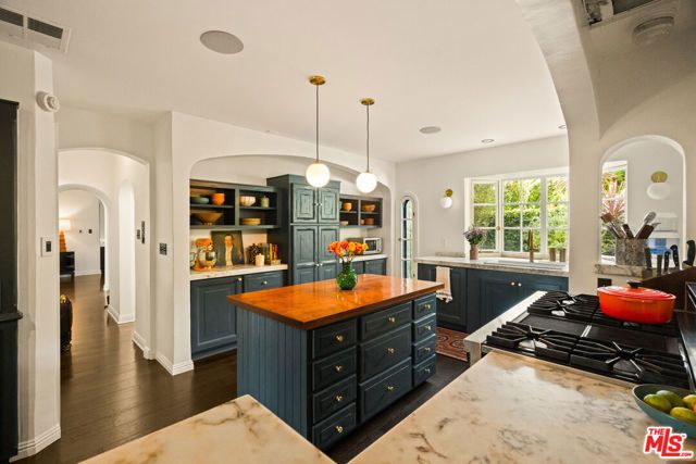 2041 Grace Avenue, Los Angeles, CA 90068