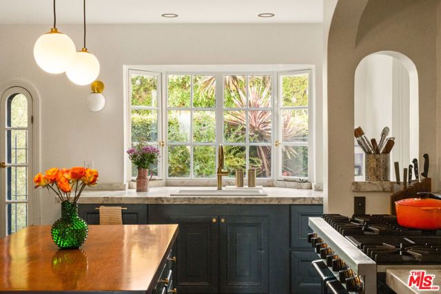 2041 Grace Avenue, Los Angeles, CA 90068