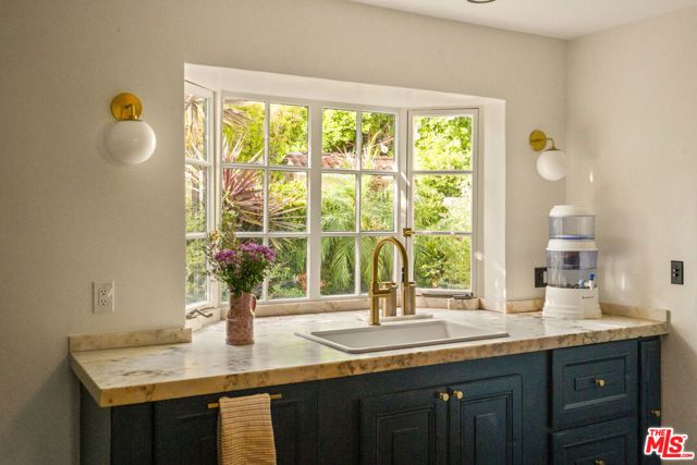 2041 Grace Avenue, Los Angeles, CA 90068