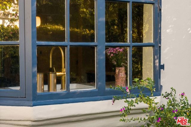 2041 Grace Avenue, Los Angeles, CA 90068