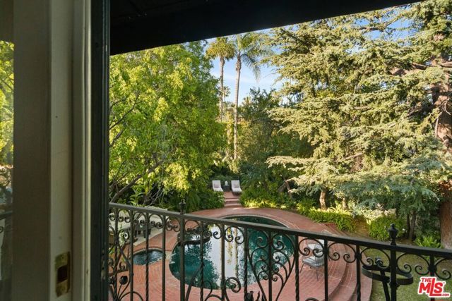 2041 Grace Avenue, Los Angeles, CA 90068