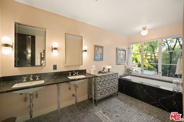 2041 Grace Avenue, Los Angeles, CA 90068