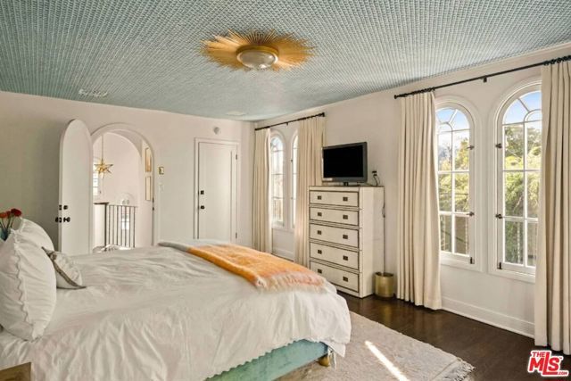 2041 Grace Avenue, Los Angeles, CA 90068