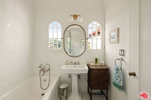 2041 Grace Avenue, Los Angeles, CA 90068