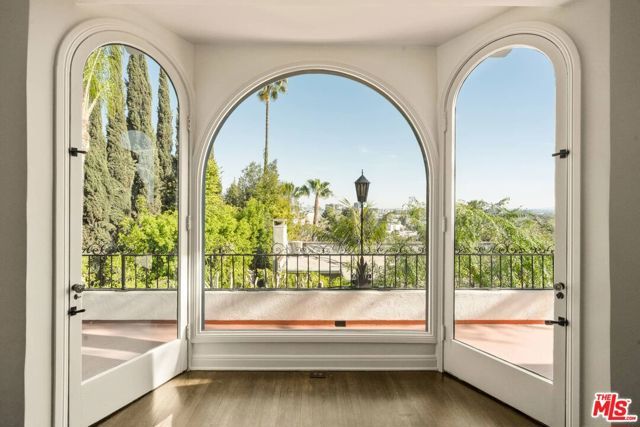 2041 Grace Avenue, Los Angeles, CA 90068