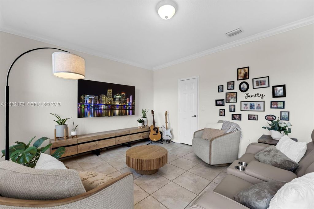 Image 11 of property listing at 11307 SW 238th St, Homestead, FL 33032