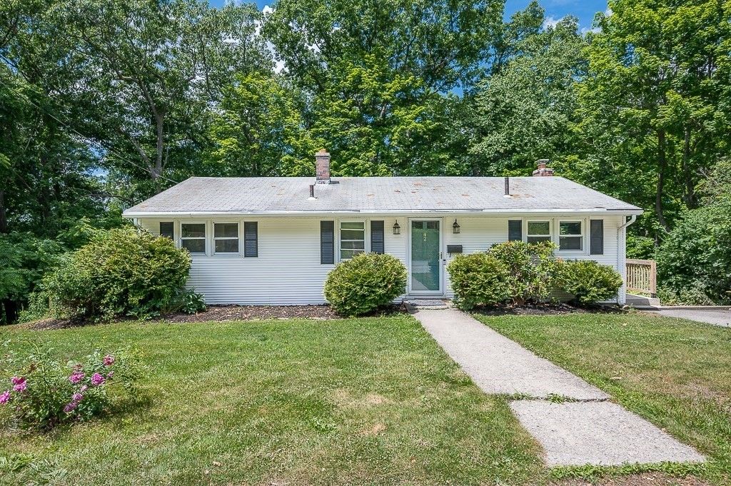 42 Iowa St, Worcester, MA 01602