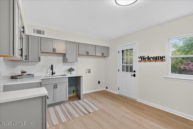 5704 Toebbe Ln, Louisville, KY 40229