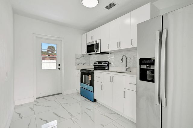 3060 NE 12th Avenue, Pompano Beach, FL 33064