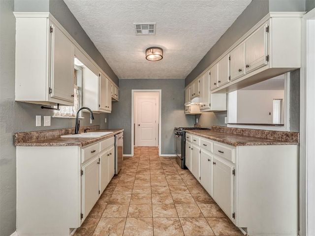3828 Skyward Circle, Yukon, OK 73099