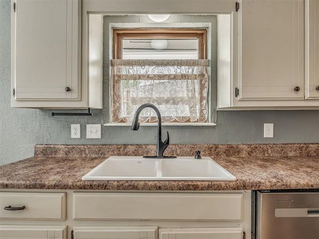 3828 Skyward Circle, Yukon, OK 73099