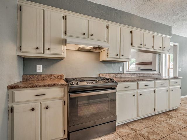 3828 Skyward Circle, Yukon, OK 73099