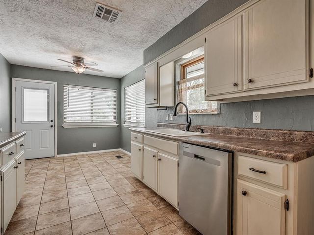 3828 Skyward Circle, Yukon, OK 73099