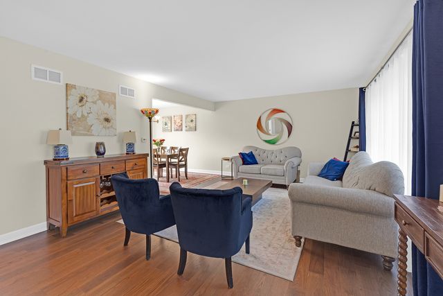 1320 Deerfield Place, Highland Park, IL 60035