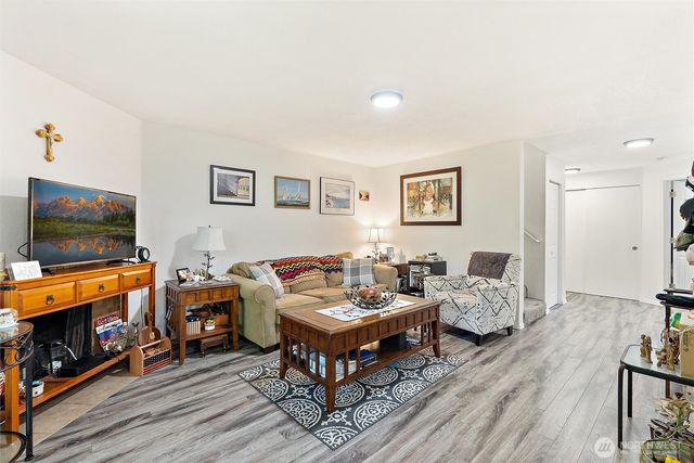 9010 236th Street SW, Edmonds, WA 98026