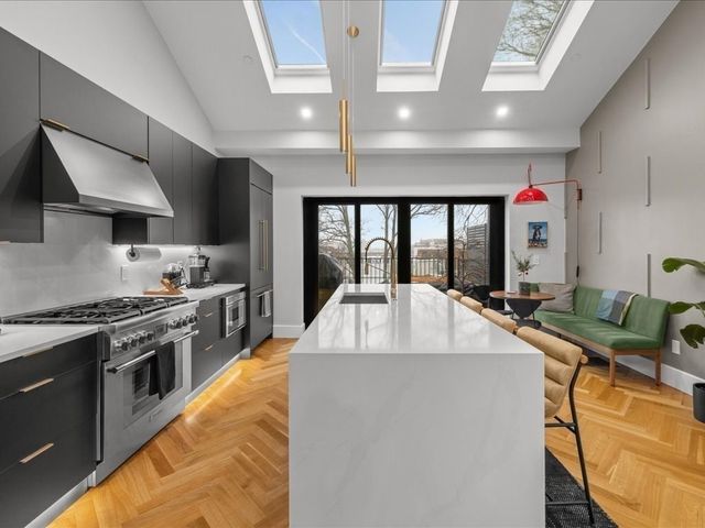 760 E Broadway U:2, Boston, MA 02127