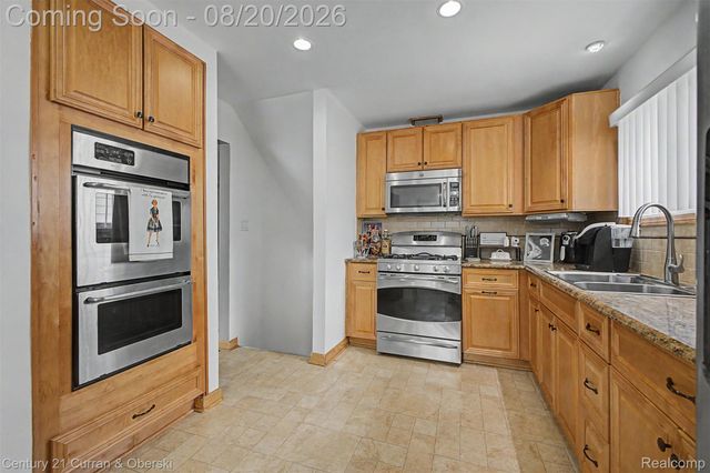 24393 Hanover Street, Dearborn Heights, MI 48125