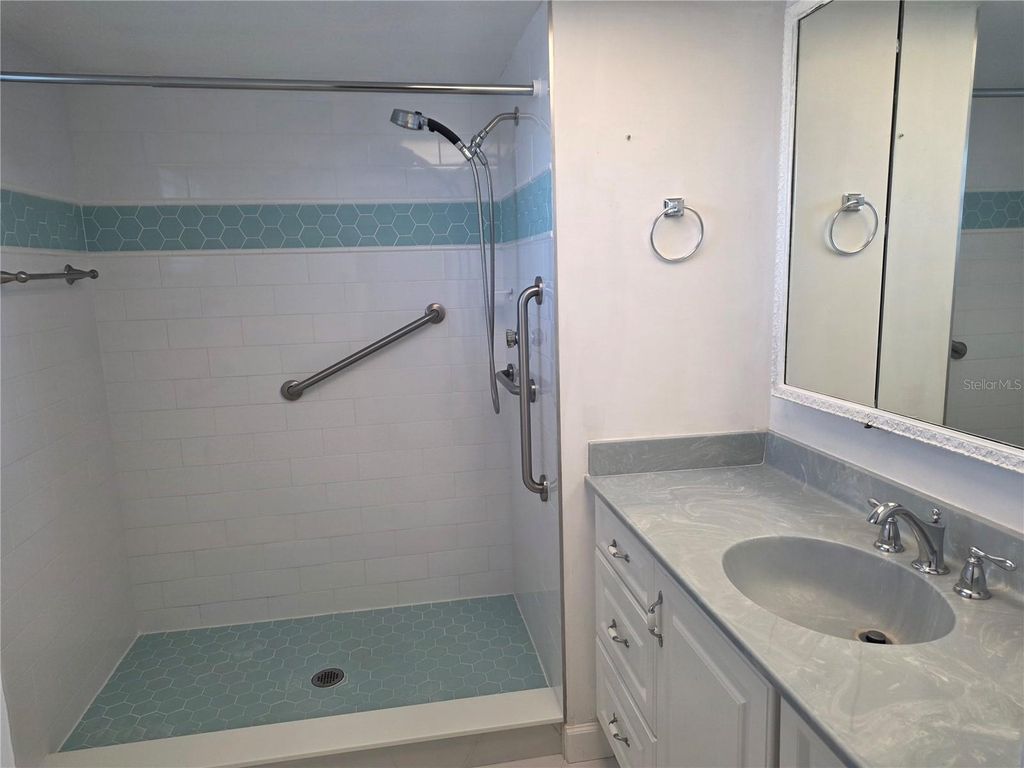 Image 15 of property listing at 5130 BRITTANY DRIVE S 807, St Petersburg, FL 33715