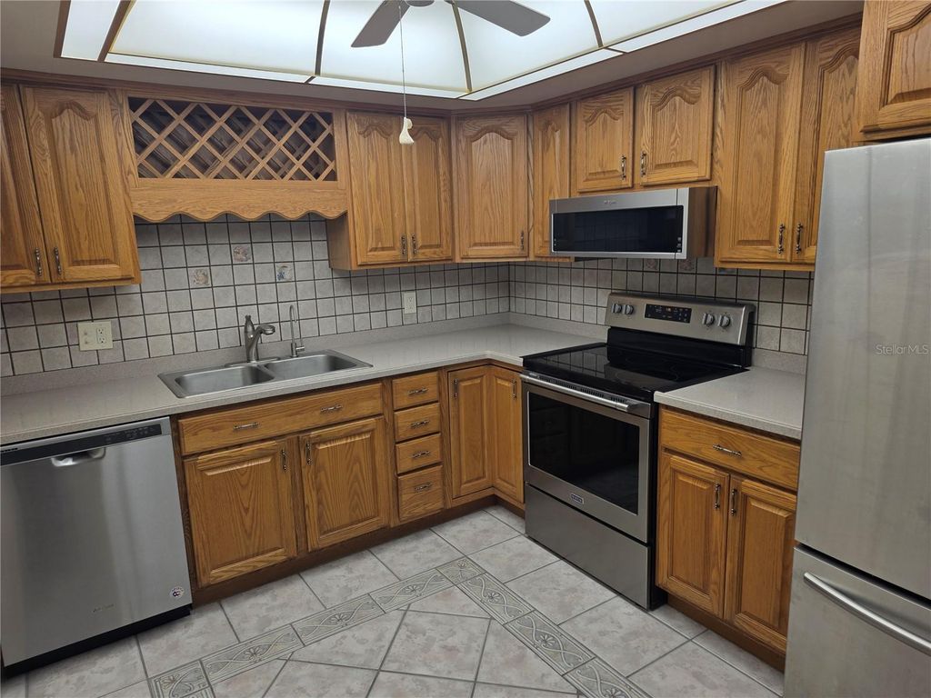 Image 5 of property listing at 5130 BRITTANY DRIVE S 807, St Petersburg, FL 33715