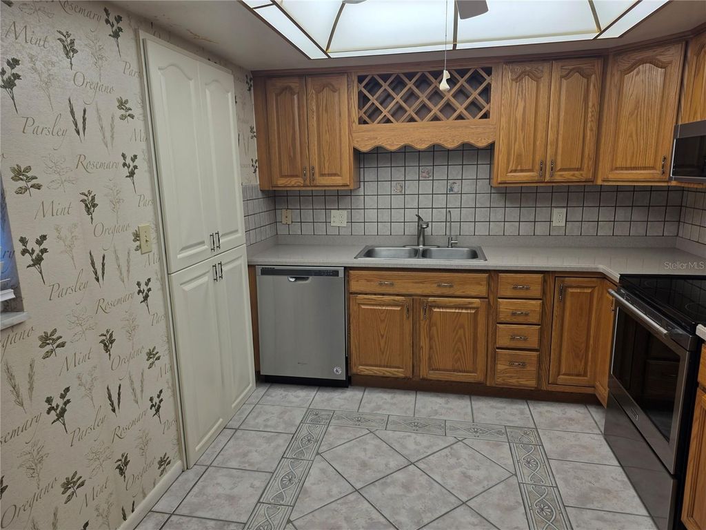 Image 6 of property listing at 5130 BRITTANY DRIVE S 807, St Petersburg, FL 33715