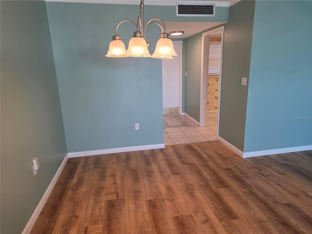 Image 7 of property listing at 5130 BRITTANY DRIVE S 807, St Petersburg, FL 33715