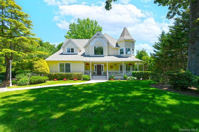 4 Hampton Court, Huntington, NY 11743