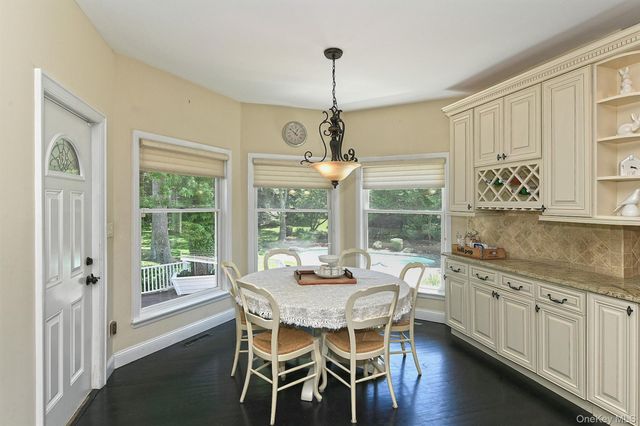 4 Hampton Court, Huntington, NY 11743