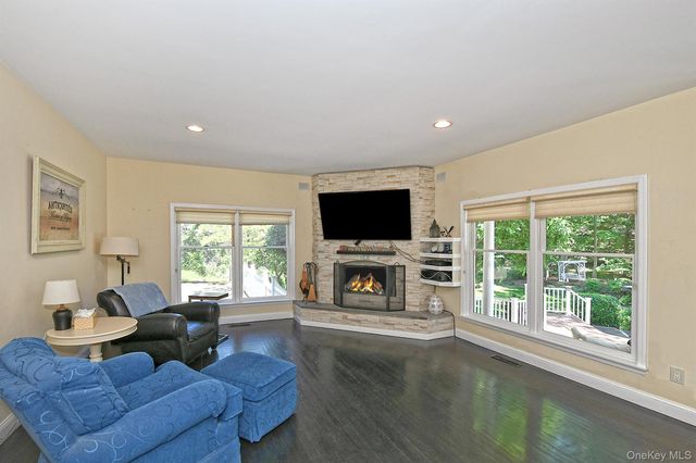 4 Hampton Court, Huntington, NY 11743
