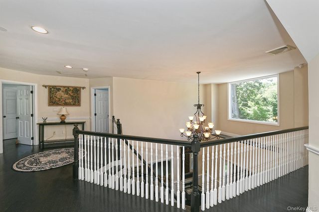4 Hampton Court, Huntington, NY 11743