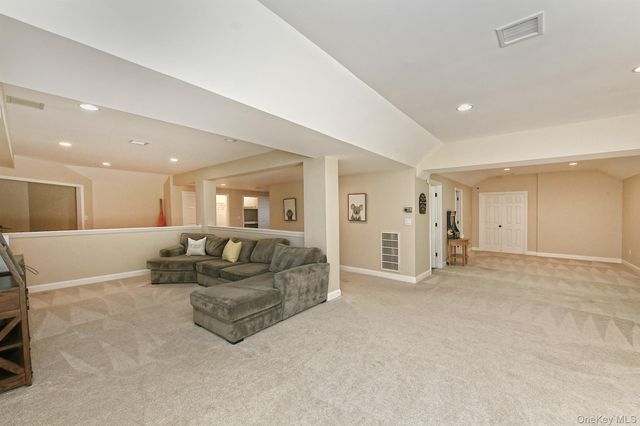 4 Hampton Court, Huntington, NY 11743