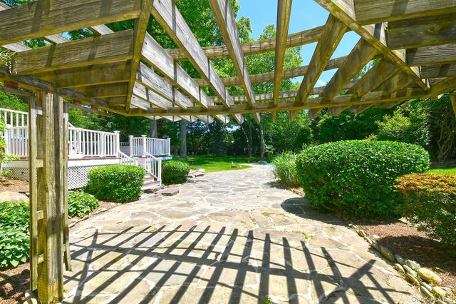 4 Hampton Court, Huntington, NY 11743