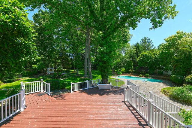 4 Hampton Court, Huntington, NY 11743