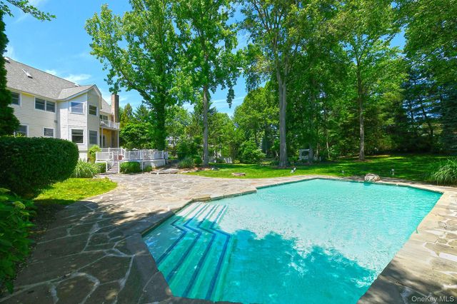4 Hampton Court, Huntington, NY 11743